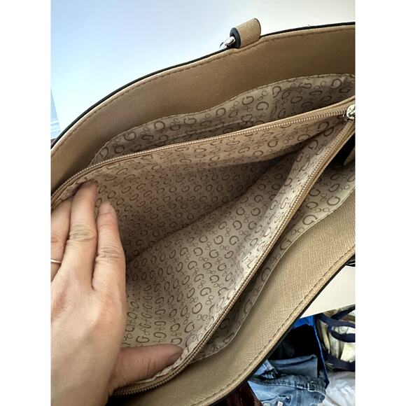 GUESS White & Pink Floral G-Logo Shoulder Purse - Picture 7 of 12